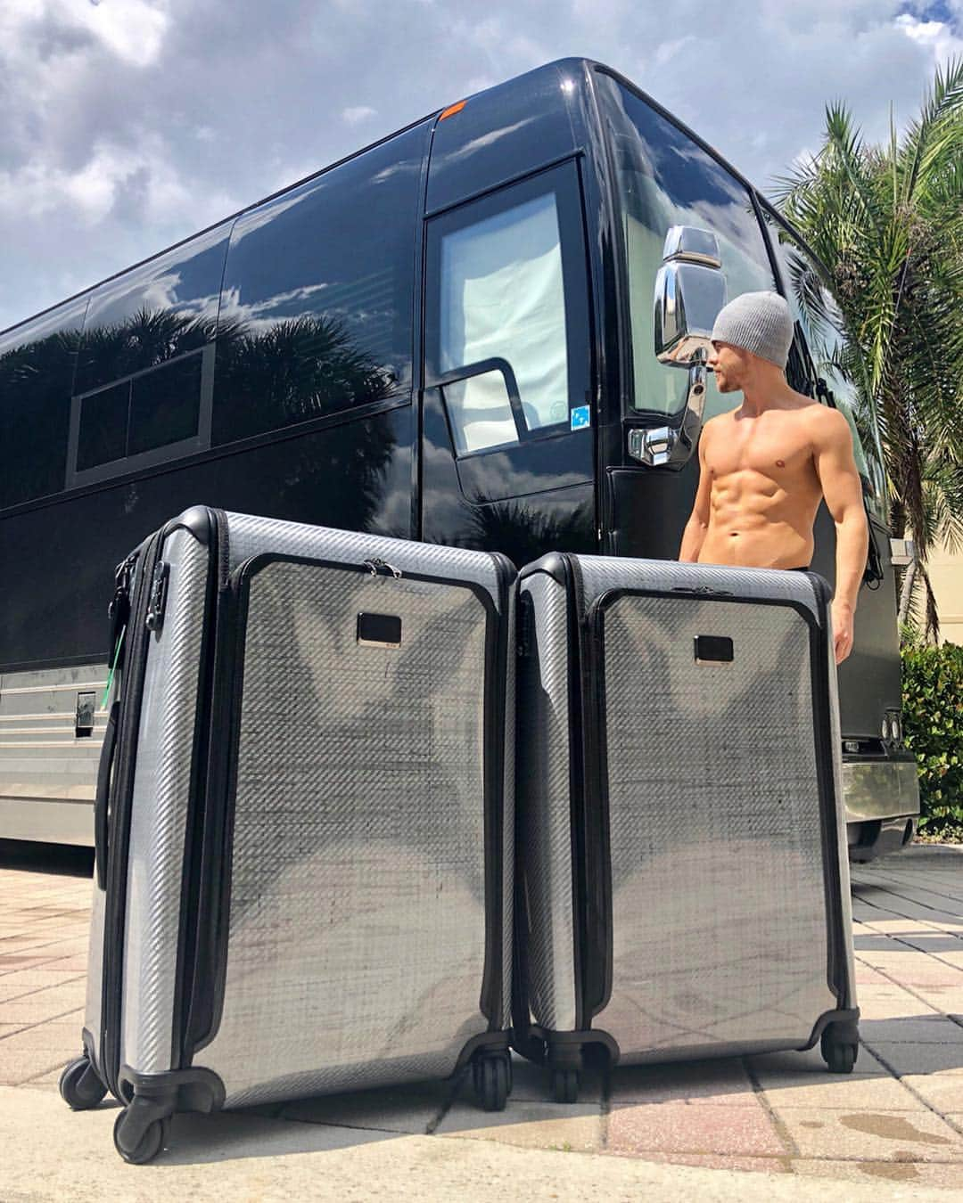 デレク・ハフさんのインスタグラム写真 - (デレク・ハフInstagram)「Thank you @tumitravel for hooking me up with my luggage for tour. 👊🏼👊🏼」4月12日 0時12分 - derekhough