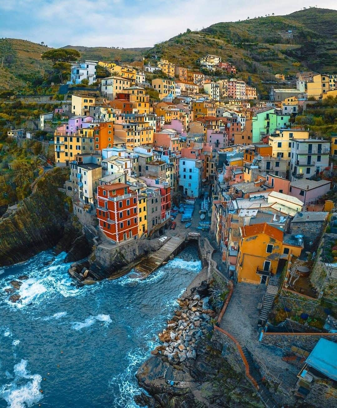 Travel + Leisureさんのインスタグラム写真 - (Travel + LeisureInstagram)「Riomaggiore, the southernmost town of Cinque Terre, has a similar look to Manarola but a slightly livelier nightlife in the summer 💃 Find out how to travel to this region at our link in bio. #tlpicks courtesy of @davide.anzimanni」4月12日 0時06分 - travelandleisure