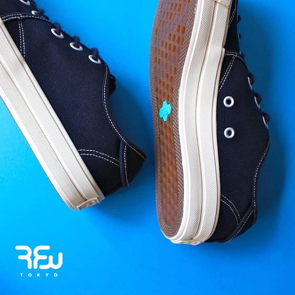 のインスタグラム：「《RFW PICK UP》  SANDWICH-LO HERITAGE -Navy-  定番のヘリテージシリーズです。 深みのあるネイビー。 デニムやチノパンなど合わせ易い万能カラーです。  Our brand original HERITAGE series. Deep cool Navy color. For an easier mix and match with denim or chino pants  for your everyday style !  www.rfwtokyo.com @rfwtokyo  #rfw #rfwtokyo #rhythmfootwear #sneaker #sneakers #kicks #instashoes #instakicks #sneakerhead #sneakerheads #nicekicks #sneakerfreak #kickstagram #2018aw #spring #summer #autumn #winter #renewal #20th #aniversary #tokyo #rpm #rhythmprimarymarket #定番 #sandwich #locut #heritage #classic」