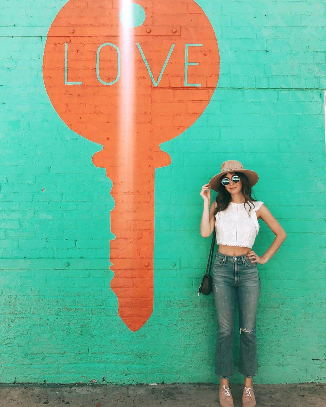 ケイト・ボイージェルさんのインスタグラム写真 - (ケイト・ボイージェルInstagram)「love is the 🔑❤️ one of my bucket list goals is to paint a big mural on a building someday! this one outside @thegivingkeys in DTLA is as awesome as their cause!」4月12日 0時18分 - katevoegele