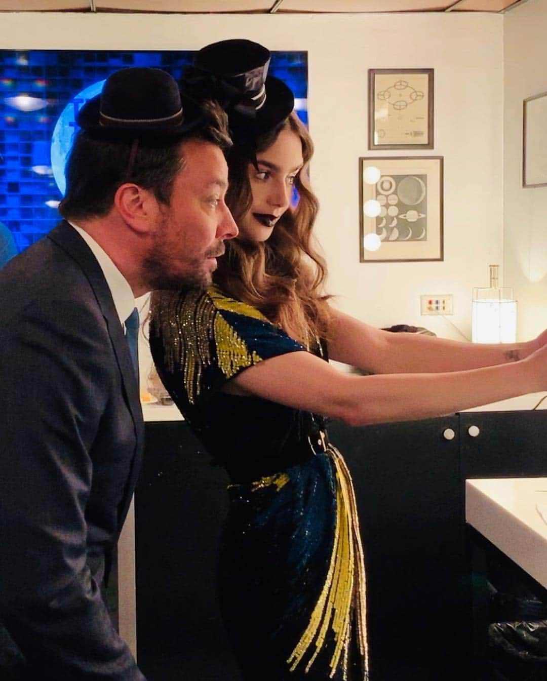 リリー・コリンズさんのインスタグラム写真 - (リリー・コリンズInstagram)「Selfie lessons with @jimmyfallon...」4月12日 0時23分 - lilyjcollins