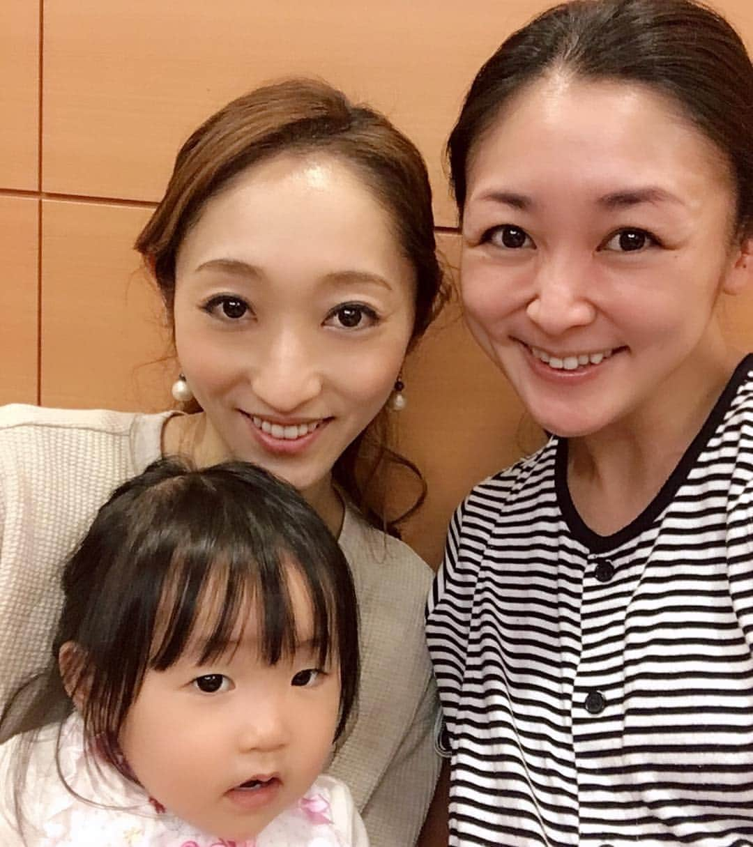 城咲あいさんのインスタグラム写真 - (城咲あいInstagram)「昨日はむーさんと、双子ちゃん妊娠中で入院中の美夢ひまりちゃんのお見舞いに🙂✨ 久しぶりに会えて嬉しかった❤️❤️ 双子ちゃんだし、お腹もすごく大きくて、しんどいだろうなぁ💦と、自分の妊婦の時を少し思い出しました💦  もうほんと、妊婦って、生きてるだけで頑張ってると思う！！お腹重いよね💦あちこち痛いよね💦あと少しだー！頑張れー！って思う。  ひまりちゃん家は、第一子が男の子なので、むーさんを見ながら終始「かわいー！おとなしー！」って言ってました🤣  双子ちゃんに会えるのが楽しみだな😊  #城咲あい #美夢ひまり #マブダチ #同級生 #ついでに #子供たちも#同級生なのだ #子育てママ #女の子ママ #ワーママ #お見舞い」4月12日 0時39分 - ai.shirosaki