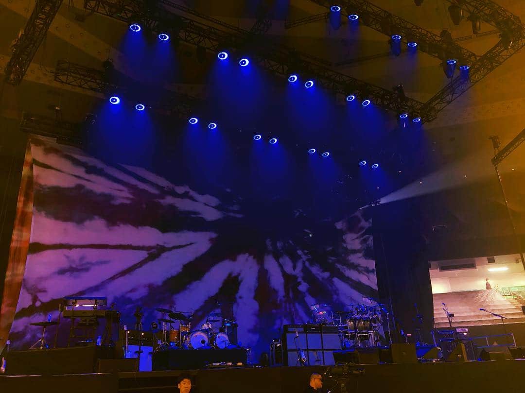 森恵さんのインスタグラム写真 - (森恵Instagram)「John Mayer Live in 武道館へ！ ギターの音色がバンドに埋もれることなく、 バンドが引っ込んでいるわけでもなく、 ボーカルの輪郭もしっかり聴こえて、 最高だった。 やっぱりギターって歌うんだ。  #johnmayer #john  #武道館 #guitar #めちゃくちゃ良い席だった #もうLive行きたい」4月12日 0時32分 - morimegumi_official