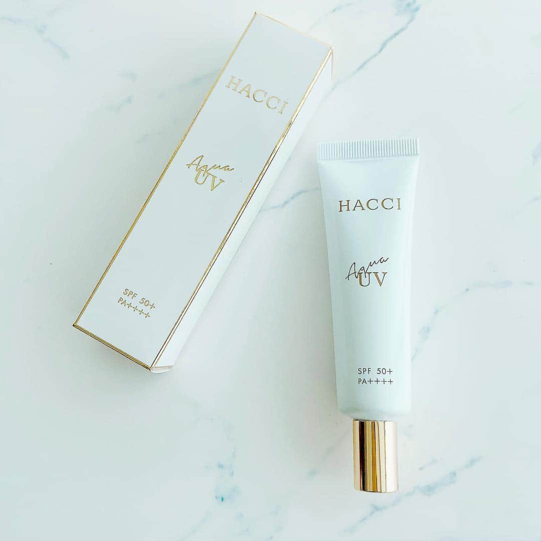 和泉佳子さんのインスタグラム写真 - (和泉佳子Instagram)「最近お気に入りの「HACCI アクアUV R」♥️ . SPF50＋ PA＋＋＋＋の最高値でありながら、みずみずしく、潤いに溢れて、心地良いテクスチャーと、HACCIらしい華やかで優雅なホワイトブーケの香りが、毎朝使うのが楽しみになる日焼け止めミルク✨ . 高い日焼け止め効果はもちろん、表情に合わせて動く3Dストレッチジェルで毛穴や凹凸をカバーして、ツルンとなめらかなお肌に整えてくれるので、メイク下地としてもめちゃくちゃ優秀です😊💕 . 大気汚染ブロックなどのガード効果があるのも心強い😌 . とにかく、使用感がめちゃくちゃクセになる心地良さなんです✨ . 「HACCI アクアUV」といえば、3月1日に発売された「アクアUV Dear Amalfi」が発売後わずか3週間で完売という超人気アイテム♥️ . そんな人気の訳が、使ってみて改めて実感✨✨✨ . 絶対、絶対、リピ決定🙋‍♀️💕 ・・・というか、買いだめ必須です😉💕（笑） . . HACCI @hacci_official . . #和泉佳子 #25ans #ヴァンサンカン #エレブロガー #hacci #日焼け止め」4月12日 0時41分 - yoshiko_izumi