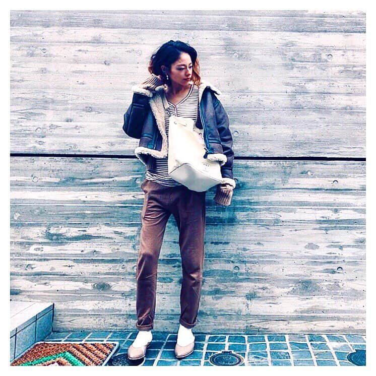 高木美知瑠さんのインスタグラム写真 - (高木美知瑠Instagram)「. All Brown ≛ . パン屋巡りで歩いた日のラフラフコーデஇ 寒さ対策で着た中のカーデもベージュ﻿*. この鞄古くてボロボロなってきたから 買い換えたい…𓅓。 ショルダー用じゃないんやけど 歩く時 楽やから よく横かけしてしまうんやけど めちゃくちゃ大きい 𓅹𓈒𓏸w . 親指のリング増やしたいなー💭 #tokyo#japan#fashion#code#coordinate#ootd#outfit#style#ファッション#服#私服#コーデ#ワントーンコーデ#maternity#maternityfashion#妊婦#妊婦コーデ#プレママ#マタママ #sweet #スウィートインスタ」4月12日 0時43分 - michiru_takagi