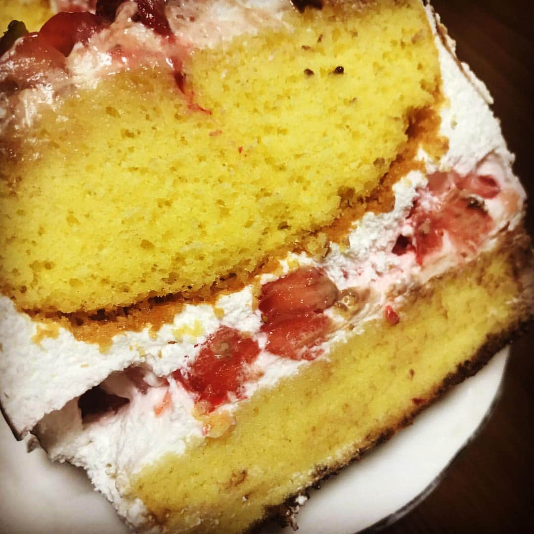 西田さおりさんのインスタグラム写真 - (西田さおりInstagram)「苺たっぷりケーキ🍓🍰 初めてグラサージュしてみたんですけど どうですか グラサージュどうですか？  断面はキモみです。  #苺たっぷり #ジェノワーズがカッチカチです #シロップ塗ったのに #味は27点です」4月12日 0時53分 - saori19950108