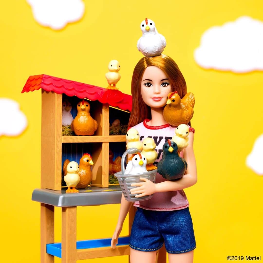 バービーさんのインスタグラム写真 - (バービーInstagram)「From cats to dogs and even chickens, here’s to celebrating our favorite animals all day long! 🐓🥚⁣ ⁣ Shop the #Barbie Chicken Farmer Doll & Playset via the link in bio.」4月12日 0時59分 - barbie