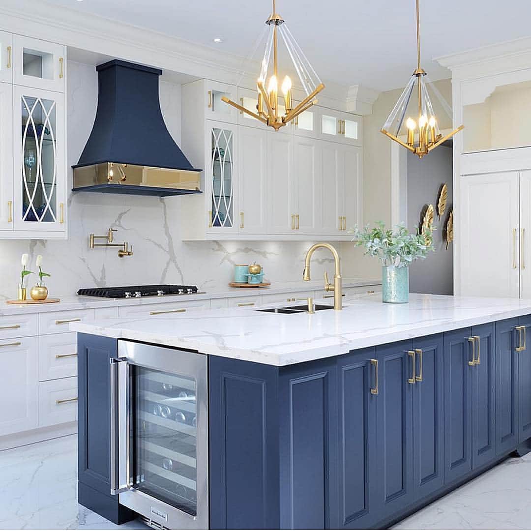 さんのインスタグラム写真 - (Instagram)「Loving the blue and gold combination in this kitchen! Captured by @arnalphotography Designed by @dizehgroup」4月12日 1時00分 - inspire_me_home_decor