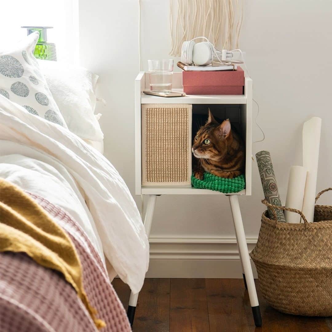 IKEA USAさんのインスタグラム写真 - (IKEA USAInstagram)「Cat nap chic! Your furry friend will love this cozy cat house that doubles as a hip nightstand. Link in bio. #nationalpetday  LURVIG Cat house on legs, white $49.99」4月12日 1時00分 - ikeausa