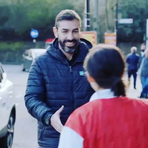 ロベール・ピレスのインスタグラム：「#TBT Great memories, laughs and a Pie-res pie! 🥧 Great time with @enterpriseuk , @monkidj and @gina.gee193. Check out the full video in my bio. Good luck @arsenal #uel」