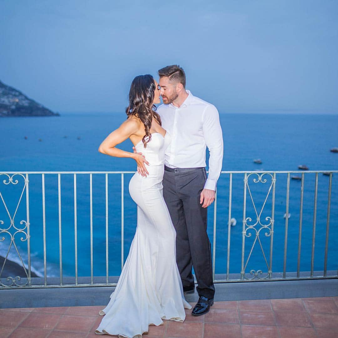 ホープ・ビールさんのインスタグラム写真 - (ホープ・ビールInstagram)「Happy #1year #weddingday anniversary @justinmartinphoto . Can’t wait to celebrate in #NewYork with you💋 . #positano #postitanowedding #italy #italywedding #married #couple #fitcouple #8years #powercouple .」4月12日 1時09分 - hopebeel