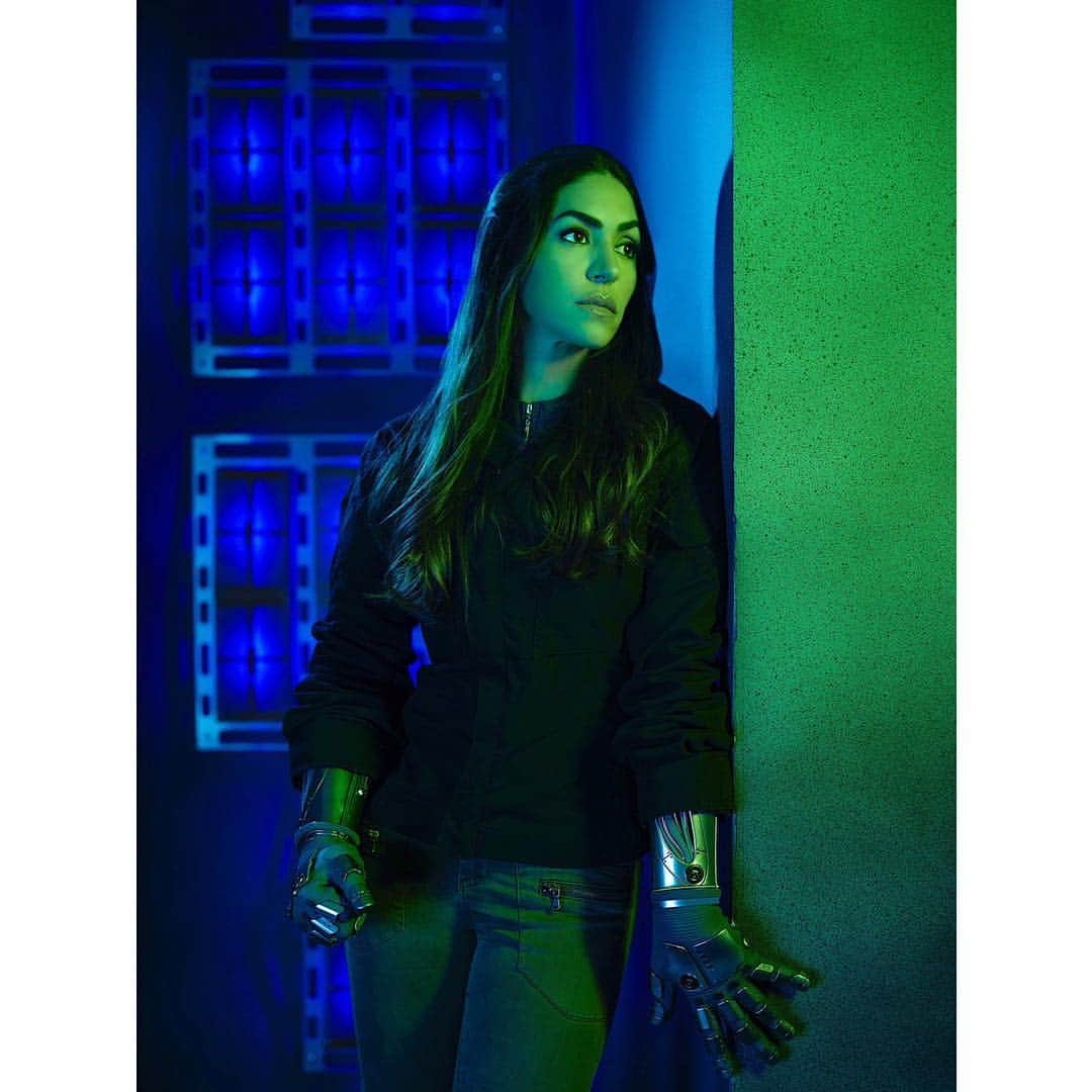 ナタリア・コルドバ・バックリーのインスタグラム：「La YoYo ... Season 6 of #AgentsOfSHIELD comes back May 10th. Hair and makeup by the best in this UNIVERSE @mmass5 @wendilynnmakeup .」