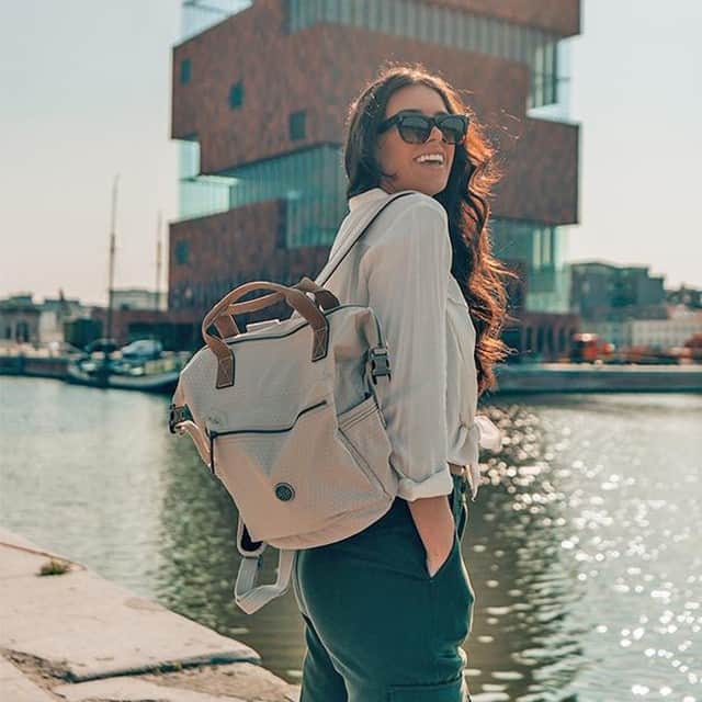 キプリングさんのインスタグラム写真 - (キプリングInstagram)「Afternoons by the river with @nathalievandenberg and her inseparable TSUKI backpack ↔️ shoulder bag #transformable」4月12日 1時19分 - kipling