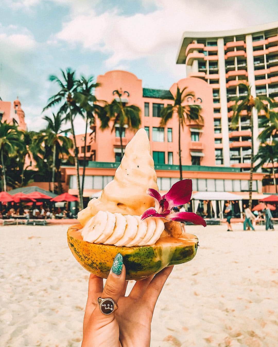 RUI ONUMAさんのインスタグラム写真 - (RUI ONUMAInstagram)「ㅤㅤㅤㅤㅤㅤㅤㅤㅤㅤㅤㅤㅤ PAPAYA BOOT🥭🌺 ㅤㅤㅤㅤㅤㅤㅤㅤㅤㅤㅤㅤㅤ Bananのパパイヤボート⛵️𓇼 上にはソフトクリームとフルーツ♡ 絶対食べたかったやつ♡ ㅤㅤㅤㅤㅤㅤㅤㅤㅤㅤㅤㅤㅤ ワイキキビーチに向かう道に お店があるよ〜♡ ㅤㅤㅤㅤㅤㅤㅤㅤㅤㅤㅤㅤㅤ 溶けかかってる！(笑) けどお店ビーチに近いから ビーチで食べるのがおすすめ！(笑) ㅤㅤㅤㅤㅤㅤㅤㅤㅤㅤㅤㅤㅤ 可愛いし美味しかった〜😋❤️ ㅤㅤㅤㅤㅤㅤㅤㅤㅤㅤㅤㅤㅤ ――――――――――――― ㅤㅤㅤㅤㅤㅤㅤㅤㅤㅤㅤㅤㅤ 🗺 #ハワイ #hawaii #ワイキキ #waikiki #ワイキキビーチ #waikikibeach  ㅤㅤㅤㅤㅤㅤㅤㅤㅤㅤㅤㅤㅤ 📍 #バナン #banan #bananwaikiki  ㅤㅤㅤㅤㅤㅤㅤㅤㅤㅤㅤㅤㅤ ―――――――――――――」4月12日 1時21分 - onumaaan