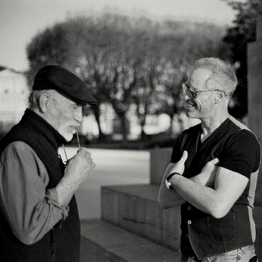 ラファエル・スバージさんのインスタグラム写真 - (ラファエル・スバージInstagram)「Tony and I.  #blackandwhite  #once #France  #friends #happiness  @tmaendola @onceabcofficial  @tgseventservices @objectiffestival」4月12日 1時21分 - raphaelsbarge