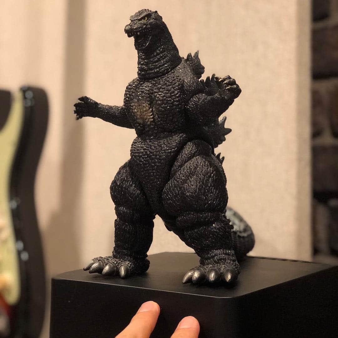 [ALEXANDROS]さんのインスタグラム写真 - ([ALEXANDROS]Instagram)「映画『GODZILLA ゴジラ キング・オブ・モンスターズ』の日本版主題歌を書き下ろしました。タイトルは"Pray"です。お楽しみに。﻿ ﻿ PS 我が家のゴジラも喜んでおります。﻿ ﻿ 洋平﻿ ﻿ ﻿ New song "Pray” will be Japanese theme song for "Godzilla: King of the Monsters﻿ ﻿ ﻿ ﻿ #キングオブモンスターズ ﻿ #ゴジラ ﻿ #GODZILLA﻿ #GodzillaMovie﻿ #alexandros﻿ #アレキサンドロス」4月12日 12時19分 - alexandros_official_insta