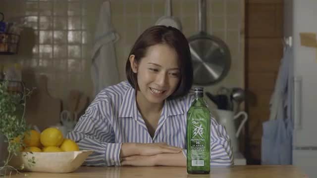 若林翔子のインスタグラム：「* * 今日情報解禁ということで、お知らせです☺️ 爽やか金龍という山形の焼酎のCMに出演させていただいています😚  撮影もすっごく楽しくて❤️ とーっても素敵な感じに仕上げてもらってるんですよー😍  爽やか金龍、 いろんな飲み方ができて、 すっごくおしゃれで美味しいのーーー👌  @kinryu.jp 爽やか金龍インスタ  ぜひチェックしてね💕 * * #さわやか金龍  #CM #コマーシャル #レモンサワー #作り方 #紹介してます #山形 #山形の焼酎 #くふーーーーっ #のところ素 #タレント #モデル #MC #レポーター #ナレーター  #若林翔子」