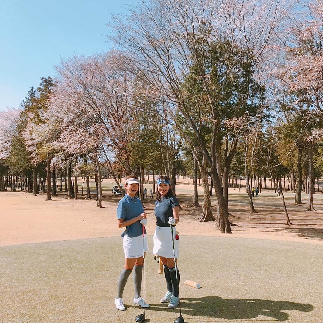 森下千里のインスタグラム：「ただ、一緒にいて居心地がいい人。 そんな人と自然と仲良くなれて嬉しいなぁ、と思うわけです。 この春の陽気のように、 穏やかな気持ちになれるよね。 . . #golf #桜 #春ゴルフ #久しぶりにニーハイ #やっぱりニーハイ #なにげに先週2回もご一緒に⛳️ #sandaybank」