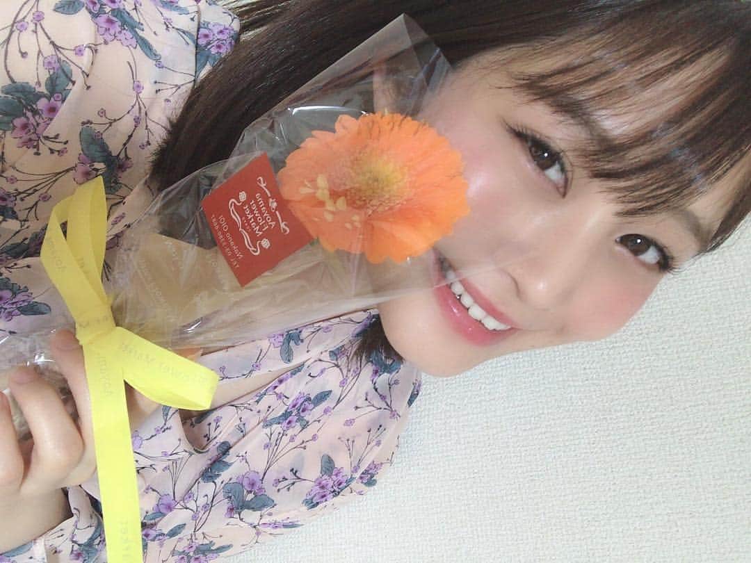 橘花凛さんのインスタグラム写真 - (橘花凛Instagram)「この前あゆかちゃん @ayukaterada  がりんちゃんぽいからってオレンジのお花をプレゼントしてくれました🥺💕なんという女子力の高さ、、、！！しかもオレンジと黄色ってどんぴしゃでわたしの大好きな色のお花なので嬉しいです🥺💕 あゆかちゃんありがとう❤️大事に飾るね✨🌺」4月12日 10時59分 - rintakahashi0809