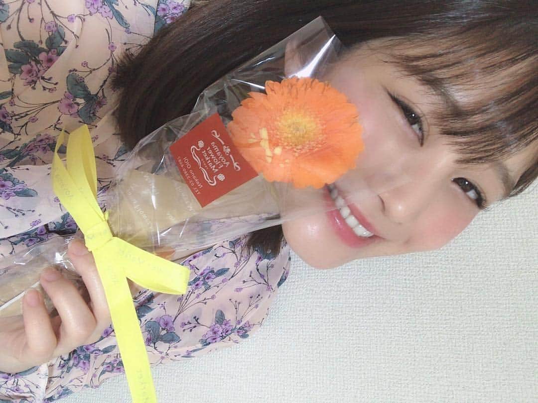 橘花凛さんのインスタグラム写真 - (橘花凛Instagram)「この前あゆかちゃん @ayukaterada  がりんちゃんぽいからってオレンジのお花をプレゼントしてくれました🥺💕なんという女子力の高さ、、、！！しかもオレンジと黄色ってどんぴしゃでわたしの大好きな色のお花なので嬉しいです🥺💕 あゆかちゃんありがとう❤️大事に飾るね✨🌺」4月12日 10時59分 - rintakahashi0809