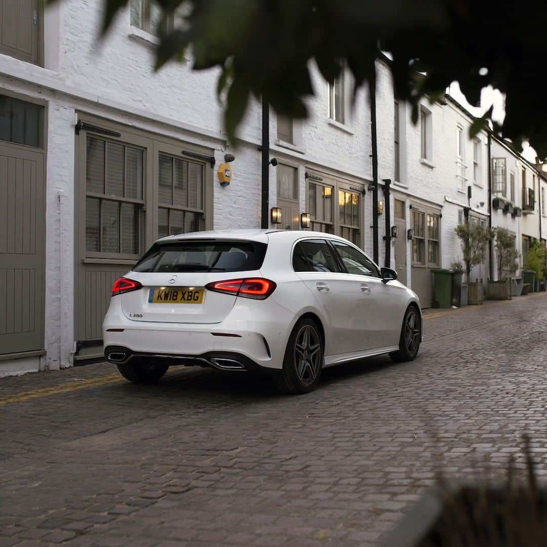 メルセデス・ベンツさんのインスタグラム写真 - (メルセデス・ベンツInstagram)「Taking the new A-Class for a ride through the streets of London. 🏙 📸: @petermosoni for #MBsocialcar ______________________________ [Mercedes-Benz A200 | Kraftstoffverbrauch kombiniert: 6 l/100 km | CO2-Emissionen kombiniert: 136 g/km | mb4.me/RechtlicherHinweis/] . #Mercedes #AClass #MercedesBenz #Benz #carsofinstagram #Driving #roadtrip #A200 #automotivedesign #instacars #cars #urban」4月12日 11時00分 - mercedesbenz