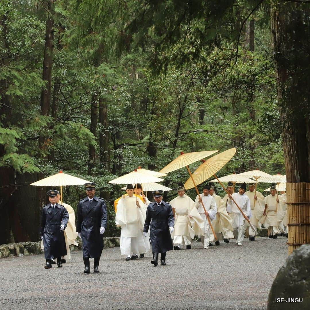 伊勢神宮さんのインスタグラム写真 - (伊勢神宮Instagram)「#伊勢神宮 #神宮 #神社 #心のふるさと #4月10日 #天皇皇后両陛下 #御結婚満60年 #内宮 #臨時祭 #奉幣 #参進 #和傘 #雨 #ISEJINGU #JINGU #SOUL_of_JAPAN #Japan #Jinja #Shinto #Naiku #Hohei #Japanese_umbrella #rain」4月12日 11時00分 - isejingu.official