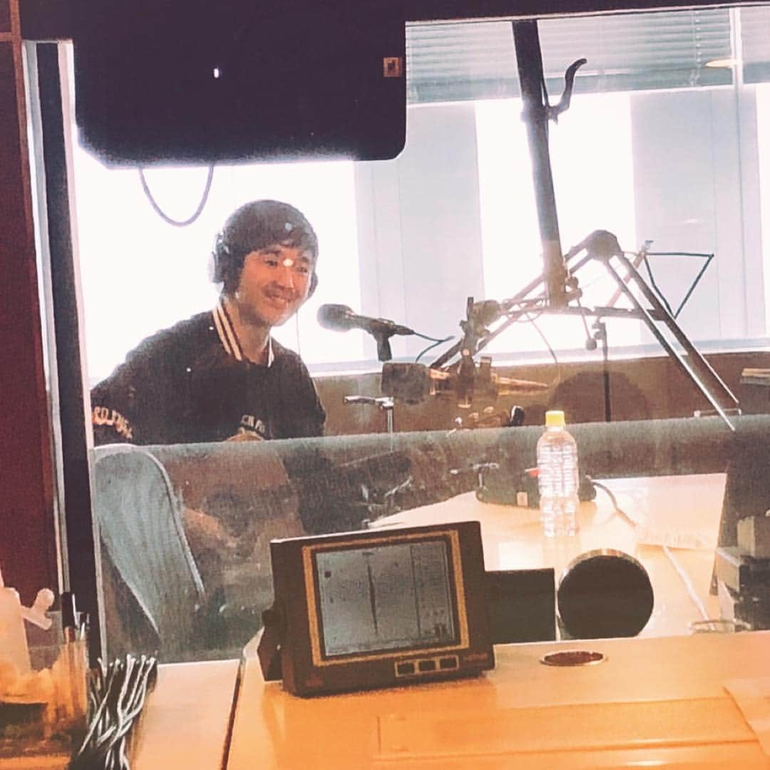 藤巻亮太さんのインスタグラム写真 - (藤巻亮太Instagram)「‪📻J-WAVE生出演中！‬ ‪3月9日 or Sakura🌸‬ ‪あなたの選んだ曲を藤巻亮太が演奏します。 ‪まだまだ投票受付中！‬ ‪https://www.j-wave.co.jp/original/tokyounited/‬ ‪両方聴きたい？▶️‬ ‪https://www.jvcmusic.co.jp/-/Discography/A024917/VICL-65156.html‬ ‪#藤巻亮太 #acousticrecordings #jwave ‬#tokyounited #3月9日 #sakura ‪（スタッフM）‬」4月12日 11時01分 - ryota_fujimaki