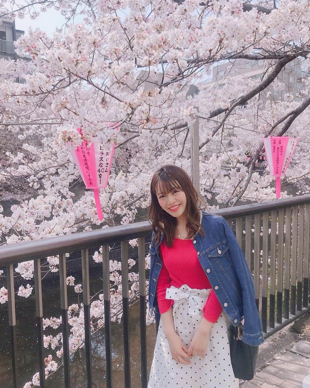 石倉侑芽さんのインスタグラム写真 - (石倉侑芽Instagram)「もうだいぶ散っちゃったのかなぁ、🌸 先週末お散歩したときの💓 . 目黒川沿い、すんごい人でした😳 お祭り大好きなのでめっちゃわくわくした💐 桜とか紅葉とか、 美しい四季の変化を楽しめる日本に生まれて よかったなって思います☺️💓 . あと最後に載せたんやけど 最近#tiktok にハマっていて🐷 @yume8115 で出てくると思うので 検索してみてくださいなっ💓 . 今日ら冬コート必要な最後の日って、朝テレビを見て この冬お気に入りだったコートでお家を出ました🏠 寒がりすぎるから春コーデの上は完全防寒。 早くあったかくなってほしいなあ🌷 . #お花見#今週まだ咲いてるかな#目黒川 #東京#桜#デート感#目黒川の桜#目が腫れすぎてる#笑」4月12日 11時04分 - yume8115