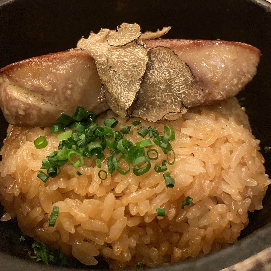 のインスタグラム：「フォアグラとトリュフの 石焼ビビンバ😍🍚✨ 麻布十番『#kintan 』 ・ kintanの日本一のサーロインユッケ ハーフ&ハーフや KINTANの肉寿司３貫、などもお馴染みで絶品だけど フォアグラトリュフのビビンバがリーズナブルで美味しい コスパ最強だと思ってる🤤💓💓💯 ・ 1480円で大ぶりフォアグラと 程よくトリュフも乗ってて 混ぜると濃厚さと香りの余韻が最高😍 おこげも作りたい放題です😎🍚 ・ あと嬉しいのが、ビール欄に "白穂乃香"があること😍 フルーティーで飲みやすいからビール初心者にもよく 焼肉食べながらグビグビいけちゃう🤤🍻 ・ #石焼ビビンバ #トリュフ #フォアグラ #ビビンバ #焼肉kintan #麻布十番グルメ #dinner #東京グルメ #焼肉 #yakinhku #フォアグラとトリュフの石焼きビビンバ #めぐログ_麻布十番 #ごはん #飯テロ #googlepixel #pixelで撮影」
