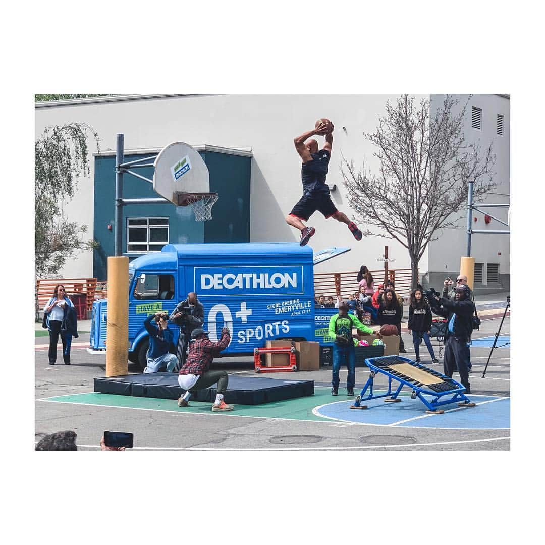 ネイト・ロビンソンさんのインスタグラム写真 - (ネイト・ロビンソンInstagram)「Back in the Bay - not only did I team up with @decathlonusa today to donate 750 balls to Berkeley Schools with the Have A Ball Tour, but I also joined the @warriors dunk team to put on a show for the kids!  Check out @decathlonusa to register for a free gift at this weekends Grand Opening in Emeryville #holdat #bayarea」4月12日 11時06分 - naterobinson