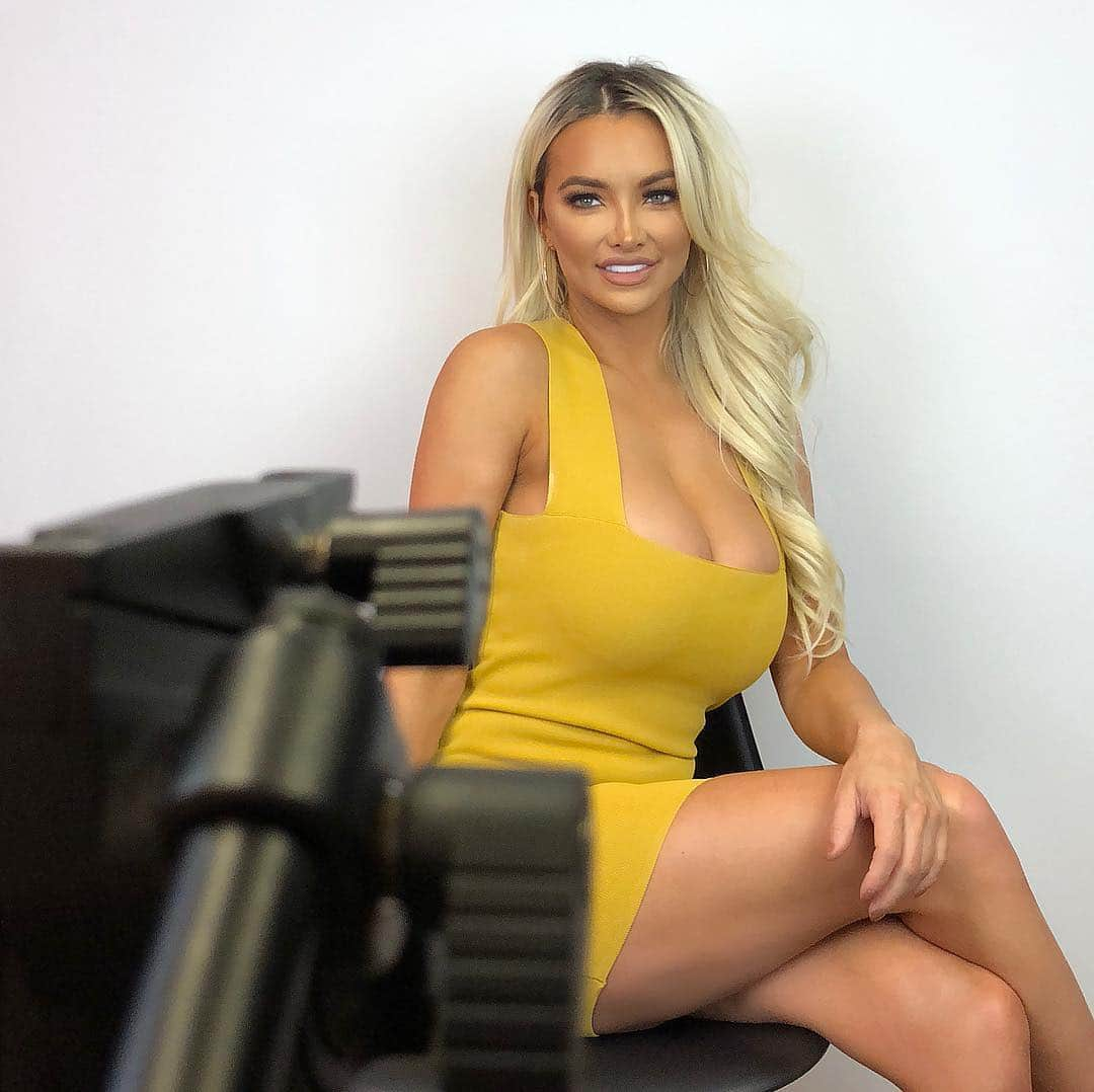 リンジー・ペラスさんのインスタグラム写真 - (リンジー・ペラスInstagram)「cheesy today 😁🎥」4月12日 11時16分 - lindseypelas