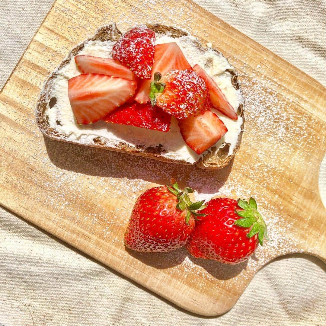 清水麻璃亜のインスタグラム：「#シミズキッチン いちごのオープンサンド * シミズキッチンTVの収録の際に とちおとめをいただきました🍓 カンパーニュにクリームを塗って、カットしたいちごのせて、、、女子ウケ満点☺︎笑 栃木生まれのとちおとめ好きなお母さんが 全部食べてくれました🤤 * そして、今日からシミズキッチンTV放送始まります！とちぎテレビが映らない地域の方は、放送後に公式YouTubeでも見ることができるのでぜひ🌸 #とちおとめ #いちご #strawberry #オープンサンド #クッキングラム  #デリスタグラマー」