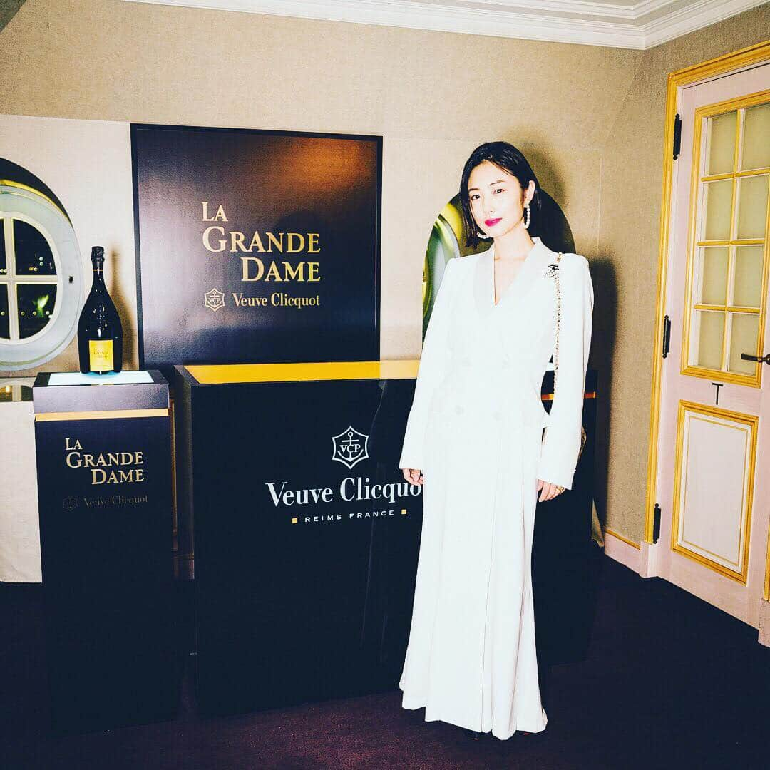 MEGUMIさんのインスタグラム写真 - (MEGUMIInstagram)「@veuveclicquot とジョエルロブションペアリングのスペシャルディナーにお邪魔しました❤️ 今回頂いたシャンパンは日本初出荷の ラ グランダム。 葡萄の良い時期にしか作らないない贅沢なシャンパンを年代別に頂いたご褒美のような時間でした😭 本国から来日している 代表のジャンさんや10代目酒造責任者のドミニクさんのお話はもブランドを愛しながら続けてらっしゃる凄みを感じました。 @veuveclicquot  #VeuveClicquotLaGrandeDame2008」4月12日 11時21分 - megumi1818