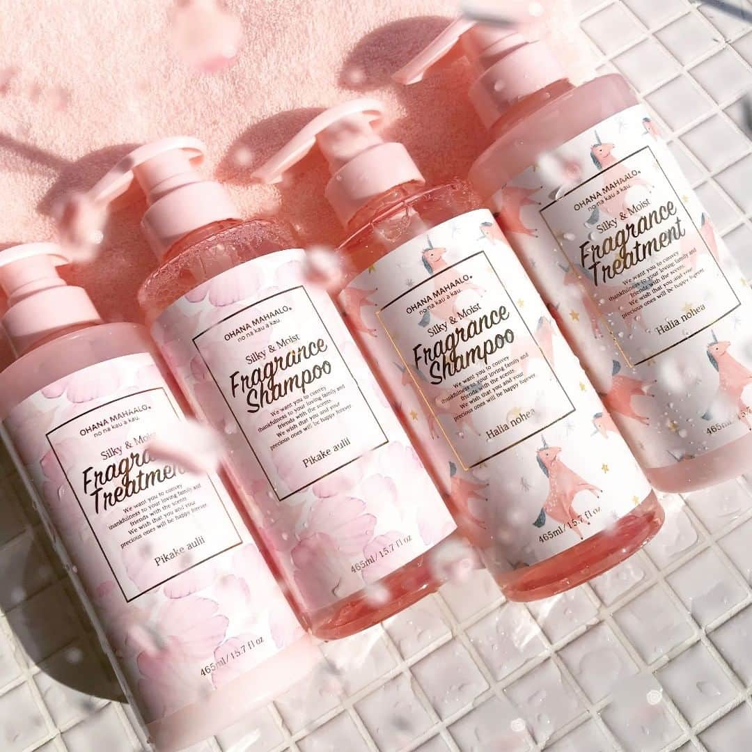 FRAGRANCYさんのインスタグラム写真 - (FRAGRANCYInstagram)「💗LIPSユーザー満足度99%💗﻿ New!! Fragrance Shampoo & Treatment﻿ ﻿ #オハナマハロ からついについにシャンプーと﻿ ヘアトリートメントが新発売✨﻿ ﻿ 髪は女の子にとって、とても大切なもの👸﻿ 毎日ダメージを受ける髪を﻿ 多くの保湿美容成分が優しく包み込み、﻿ 指通りの良いしっとりとした艶髪に導きます✨﻿ ﻿ 人気no.1の#ピカケアウリィ 🌸と﻿ 可愛さNo.1の#ハリーアノヘア 🦄🌟の﻿ ２種類の香りで登場🎶﻿ ﻿ やさしい香りがあなたの髪だけでなく、﻿ バスルーム全体を包み込みます🛁💕﻿ ﻿ 🌸Fragrance Shampoo🦄🌟﻿ フレグランスシャンプー 465mL﻿ ⭐︎５種類のヒト型セラミド配合﻿ ⭐︎５種類のボタニカルオイル配合﻿ ⭐︎５種類のボタニカルエキス配合﻿ ⭐︎保湿成分配合（ヒアルロン酸・コラーゲン・ビタミンC誘導体）﻿ ⭐︎ヒートプロテクト成分配合﻿ ⭐︎５つのフリー（パラベン・エタノール・シリコン・石油系海面活性剤・合成着色料）﻿ ⭐︎カラーヘアモイスト成分配合﻿ ﻿ 🌸Fragrance Treatment🦄🌟﻿ フレグランストリートメント 465mL﻿ ⭐︎５種類のヒト型セラミド配合﻿ ⭐︎５種類のボタニカルオイル配合﻿ ⭐︎５種類のボタニカルエキス配合﻿ ⭐︎保湿成分配合（ヒアルロン酸・コラーゲン・ビタミンC誘導体・アルガンオイル・シアバター）﻿ ⭐︎ヒートプロテクト成分配合﻿ ⭐︎４つのフリー（パラベン・エタノール・石油系海面活性剤・合成着色料）﻿ ⭐︎カラーヘアモイスト成分配合﻿ ﻿ 💫初回数量限定でオリジナルヘアブラシが付いてくる﻿ シャントリ２本セットも同時発売予定💫﻿ ﻿ 💗💗💗💗💗💗💗💗💗💗💗💗💗💗💗﻿ ﻿ #ohanamahaalo #fragrance #japan #恋する髪 ﻿ #新発売 #シャンプー #トリートメント ﻿ #ダメージケア #ノンシリコン #ボタニカル ﻿ #フレグランス #モテ香水 #映えコスメ ﻿ #pink #ピンク #お風呂 #シャワー ﻿ #いい匂い #いい香り ﻿#lips #満足度 ﻿ LIPユーザー満足度について﻿ 集計期間：2019年2月4日〜2月13日　N=130﻿ 香りに関して：ピカケアウリィが良かった,ハリーアノヘアが良かった,両方良かった回答者」4月12日 11時22分 - fragrancy_online