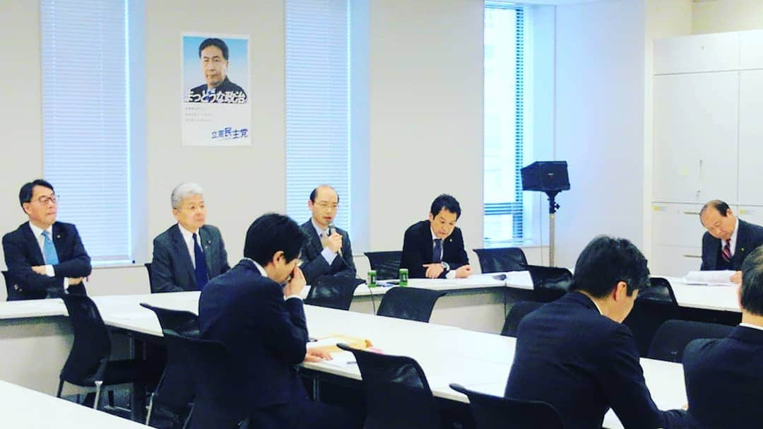 海江田万里さんのインスタグラム写真 - (海江田万里Instagram)「一昨日に引き続き、経済政策調査会総会が開かれました。 今朝は、京都大学諸富徹教授をお招きし、「人口減少時代の経済・財政政策」についてご講演いただきました。 諸富先生は、人口が減り続けている現在は、ひとりひとりがいかに付加価値を生み出し、生産性を向上させるかが成長戦略の鍵となると力説し、旧民主党政権時代に掲げていた「コンクリートから人へ」という人的投資戦略こそが、新たな成長戦略になると話していました。 具体的には、最低賃金の引き上げと「同一労働同一賃金」の導入を主張。「炭素生産性」の向上が経済の高付加価値化につながるなどの指摘は、私たちの今後の議論に大いに参考になると思います。  #立憲民主党　#衆議院議員　#海江田万里　#経済政策調査会」4月12日 11時22分 - kaiedabanri