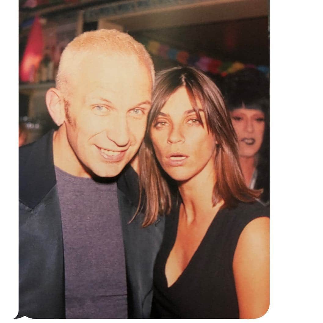 カリーヌ・ロワトフェルドのインスタグラム：「Iconic, “ Bains douches” Nineties Paris by night🖤#bainsdouches #jeanpaulgautier @bentoub」