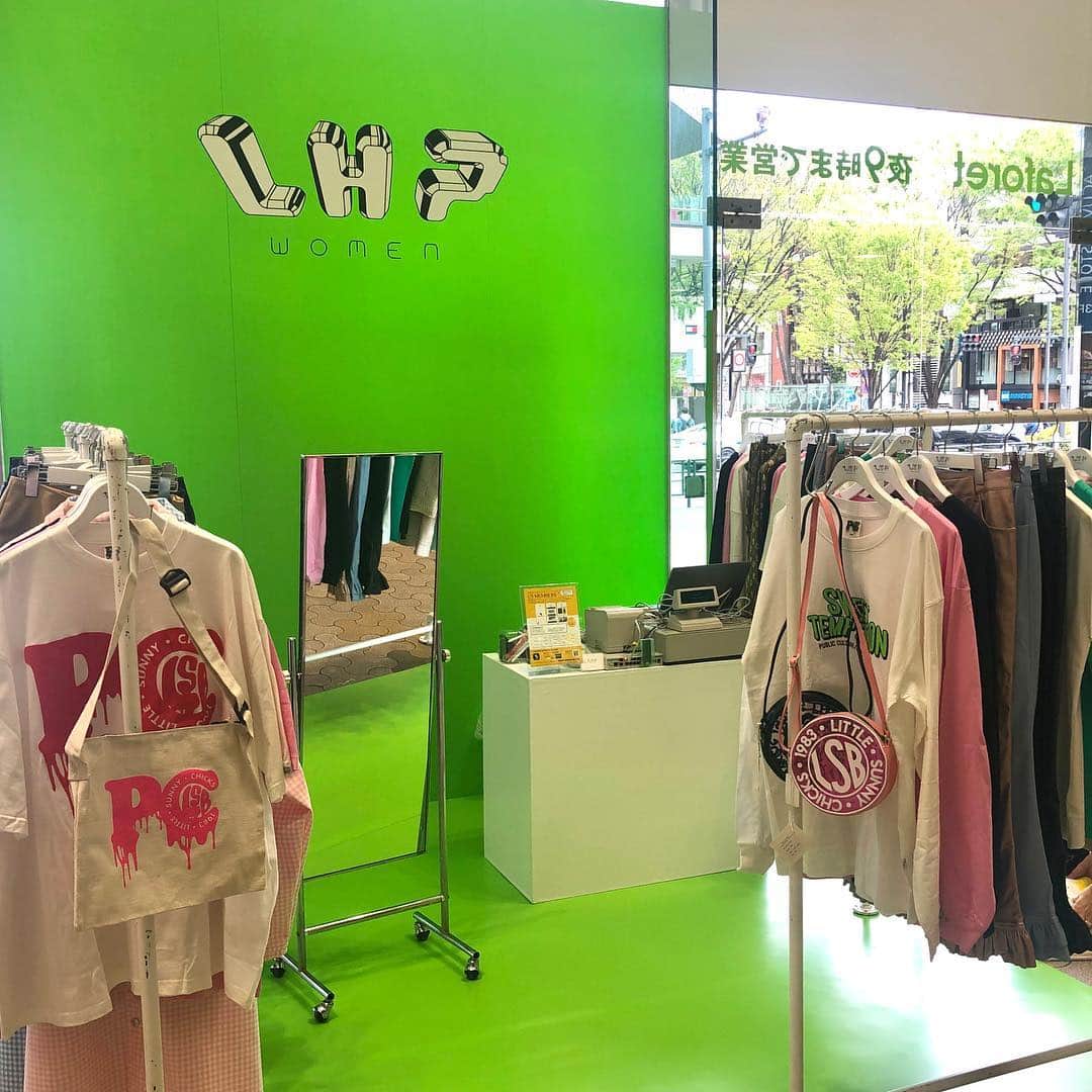 Laforet HARAJUKUさんのインスタグラム写真 - (Laforet HARAJUKUInstagram)「4.12-4.18 POP UP SHOP / 1F ENTRANCE SPACE 🌱LHPWOMEN POP UP STORE . 4.12-4.25 POP UP SHOP / 2F CONTAINER 🌱Nora Lily 🌱chambre AMOUR 🌱Flugge . 1枚目：LHPWOMEN POP UP STORE 「little sunny bite」とジャカルタ発ストリートブランド「public culture」のコラボアイテムを限定発売。little sunny biteの2019SSコレクションも販売します。 . 2枚目：Nora Lily ディレクター内田ゆうほが手掛けるボーダレスな商品を提案するユニセックスブランド。ディレクターが4.20(Sat)＆4.21(Sun)12:00～18:00に来店する他、税込1万円以上お買い上げでネコトートプレゼント。 . 3枚目：chambre AMOUR SNSで人気のブランドが集まり、世界観を詰め込んだ秘密の部屋。Fruits torta、Melt Heart、Millea、Nýxu、VIOLETTAなど、10ブランド以上が数日おきに出店。 . 4枚目：Flugge Instagramから火が付いた、yuiko、karenが手掛けるカジュアルブランド。春夏アイテム先行発売の他、お買上の方にウエストポーチまたはリネン巾着ポーチセットをプレゼント。 . #lhpwomen #littlesunnybite #publicculture #nora_lily #うちだゆうほ #Fruitstorta #meltheart #millea #nyxu_ #violetta #flugge #flugge_official #fashion #ファッション #laforet #harajuku #laforetharajuku #ラフォーレ #原宿 #ラフォーレ原宿 #popupshop #期間限定 #CONTAINER」4月12日 11時36分 - laforet_h