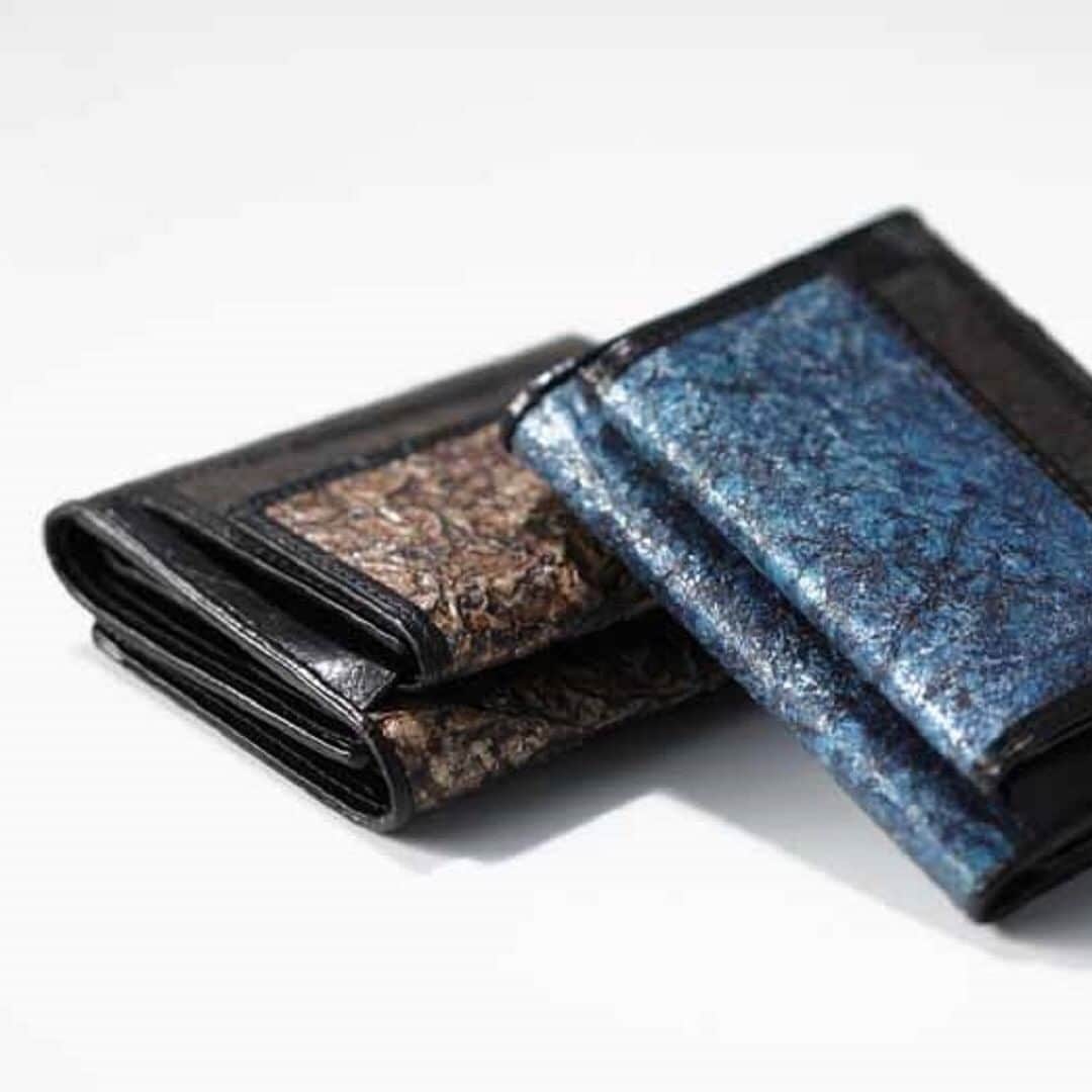 NIPPONものがたりのインスタグラム：「京都の伝統技能「漆」「箔」「染」に、島根と東京の職人が出会って生まれた財布。 堅牢で水に強く、しかも軽量なこの財布、実は「和紙」からできています。 #和雑貨 #和小物 #和紙 #京都 #職人 #高島屋 #タカシマヤ #Takashimaya」