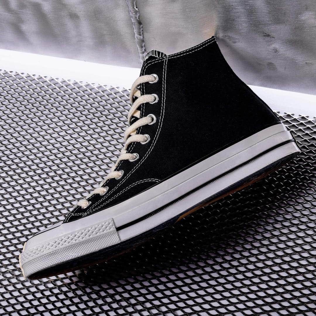 HYPEBEASTさんのインスタグラム写真 - (HYPEBEASTInstagram)「@hypebeastkicks: Here’s a first look at @converse’s Chuck 70 "Reconstructed,” created in partnership with @slamjamsocialism. Both of the pairs take on a “Frankenstein”-esque aesthetic marked by prominent stitched lines that offer two looks in one shoe. Look for them to launch on April 13 exclusively at the Converse Studio 70 pop-up powered by Slam Jam in Milan. It will then be available at Slam Jam’s website and store beginning April 15. Photo: Converse」4月12日 11時40分 - hypebeast