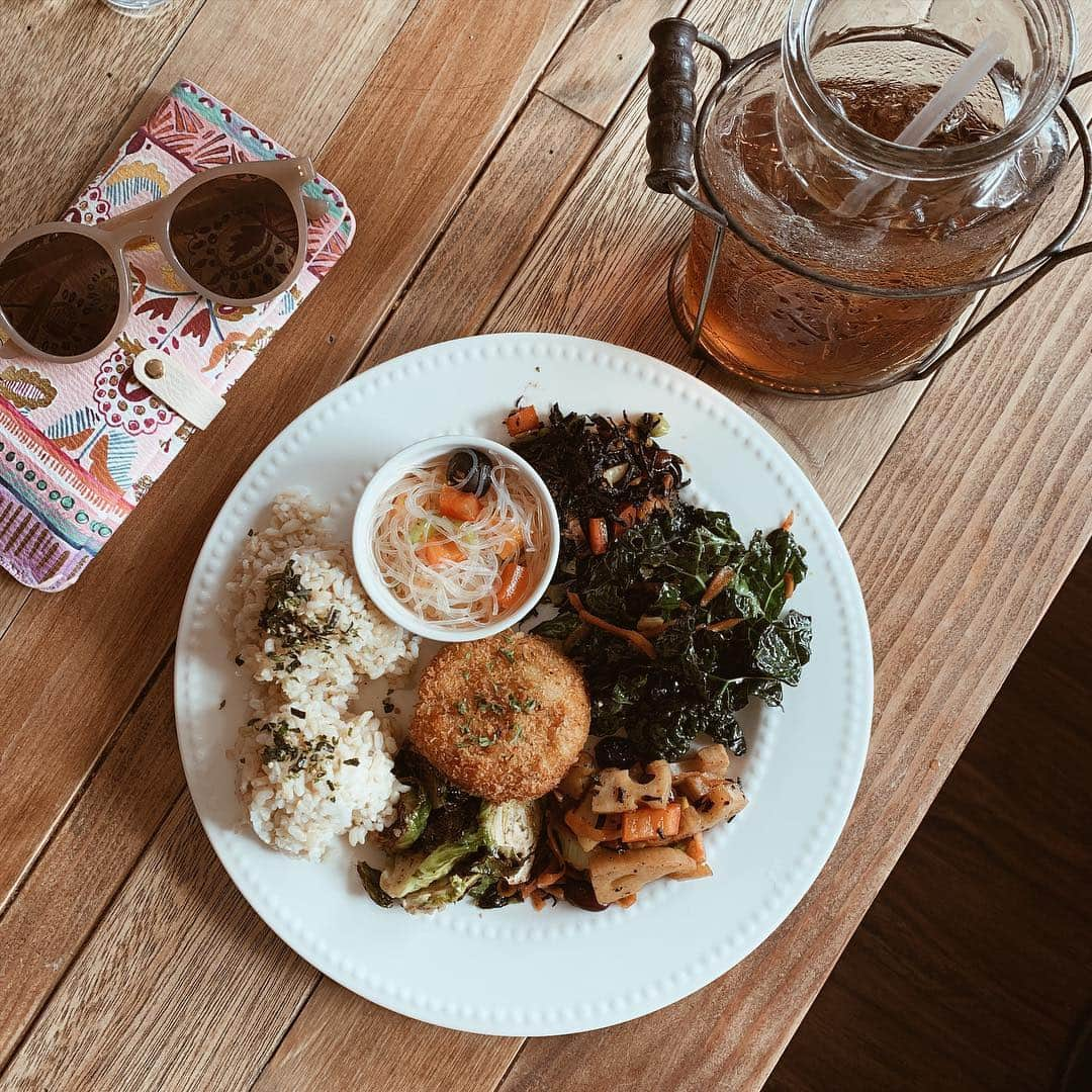 春名亜美さんのインスタグラム写真 - (春名亜美Instagram)「大好きな @kaimanafarmcafe でlunch🥬🍅🍆 #Farm to Cafe （農場からカフェへ）がコンセプトの、オーガニック、地産地消にこだわったヘルシーで美味しくて、身体が喜ぶカフェ🌿 KAIMANA POWER BENTOはメインを一品、サイドメニューを5品もチョイスできるプレートランチ🍽 味が本当に美味しい😋そして、ヘルシーで身体にいい🌿 ・ ・ ・ #kaimanafarmcafe #カイマナファームカフェ #lunch #ランチ #kaimanapowerbento  #Hawaii #ハワイ #子連れハワイ #ハワイグルメ #ハワイ暮らし #ハワイ生活 #Hawaiilife」4月12日 11時40分 - amiharunaami