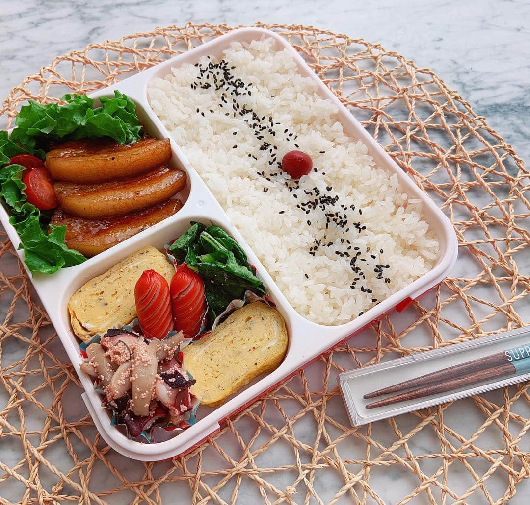本田しおりのインスタグラム：「#今日のお弁当  #豚の角煮弁当#豚の角煮#青じそペースト入りだし巻き卵#しめじとタコの明太バターソテー#赤ウインナー#ロメインレタスとツナのサラダ  角煮用じゃないお肉で作ったけん ちょと硬くなってしまった(..) #お弁当 #本田弁当 #旦那さん弁当」