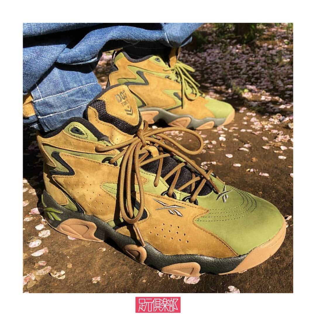 のインスタグラム：「1995年に制作された「Reebok CLASSIC」の[MOBIUS]だが、初めて市場に登場したのは昨年8月のこと。現代のトレンドやファッションを予測したかのようなデザインに「atmos」がディレクションを手掛け、ミリタリーテイストへと変換。"TOKYO"のロゴをシュータンとヒールに配置させ、市外局番である03と併せた”東京発”を謳う逸足。 . (@arkicks69 )さんの足元倶楽部 . ブランド : atmos × Reebok CLASSIC モデル : MOBIUS . ▼今すぐフォローして最新情報をチェックしよう！ 【REEBOK CLASSIC 公式アカウント】 ⇒#@reebokclassicjp . 【atmos 公式アカウント】 ⇒#@atmos_tokyo . #reebokclassic #atmos #mobius #リーボッククラシック #アトモス #足元倶楽部 #足元クラブ #足元くら部 #足元#あしもと倶楽部 #スニーカー #スニーカーコーデ #スニーカー同好会 #キックス #靴 #コーディネート #スナップ #ファッションスナップ #ストリートスナップ #お気に入りの一足 #今日の逸足 #逸足 #운동화 #kicks#newkicks」
