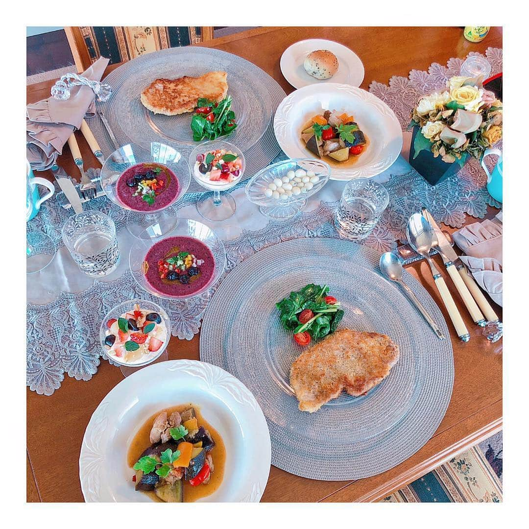 色紙千尋さんのインスタグラム写真 - (色紙千尋Instagram)「昨日のお料理教室🍴🍓🌿#ミラノ風カツレツ #和風ラタトゥイユ #ブルーベリーのガスパチョ #マスカルポーネのムース #料理 #料理教室 #cooking」4月12日 11時44分 - shikishi_chihiro