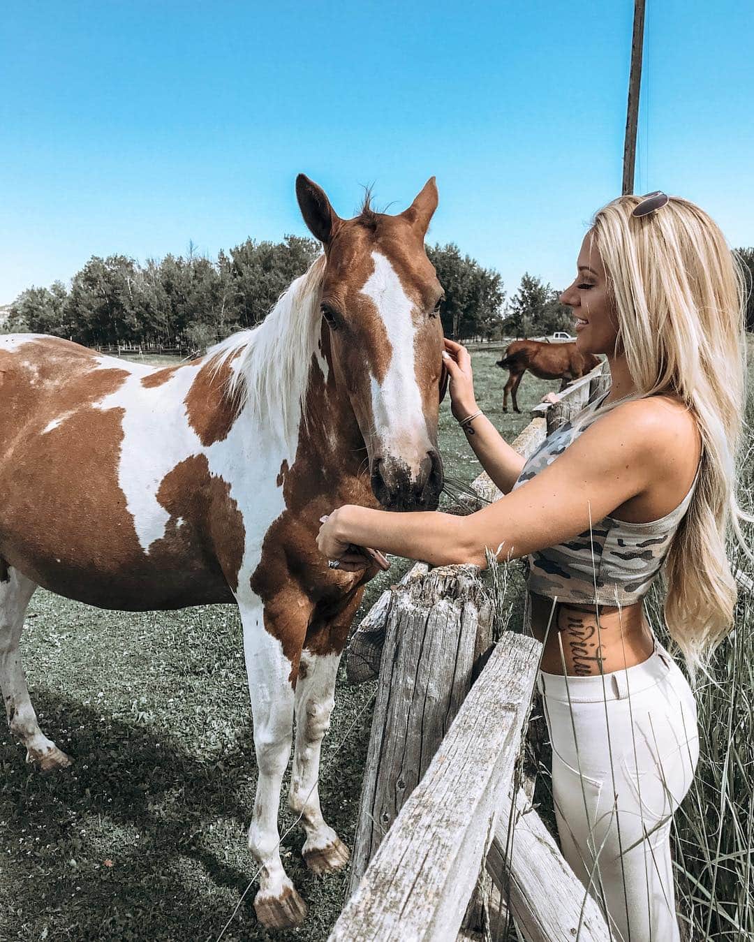 Kindly Myersさんのインスタグラム写真 - (Kindly MyersInstagram)「While Riding 4 wheelers in Montana With @theheavyweightfactory i found a field full of beautiful horses. Of course i had to stop and say hello.」4月12日 11時49分 - kindlymyers