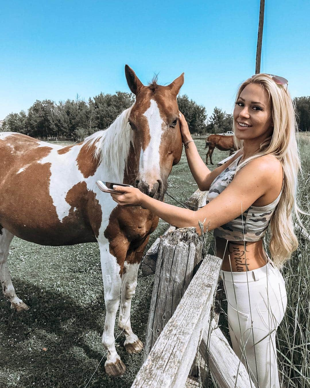 Kindly Myersさんのインスタグラム写真 - (Kindly MyersInstagram)「While Riding 4 wheelers in Montana With @theheavyweightfactory i found a field full of beautiful horses. Of course i had to stop and say hello.」4月12日 11時49分 - kindlymyers