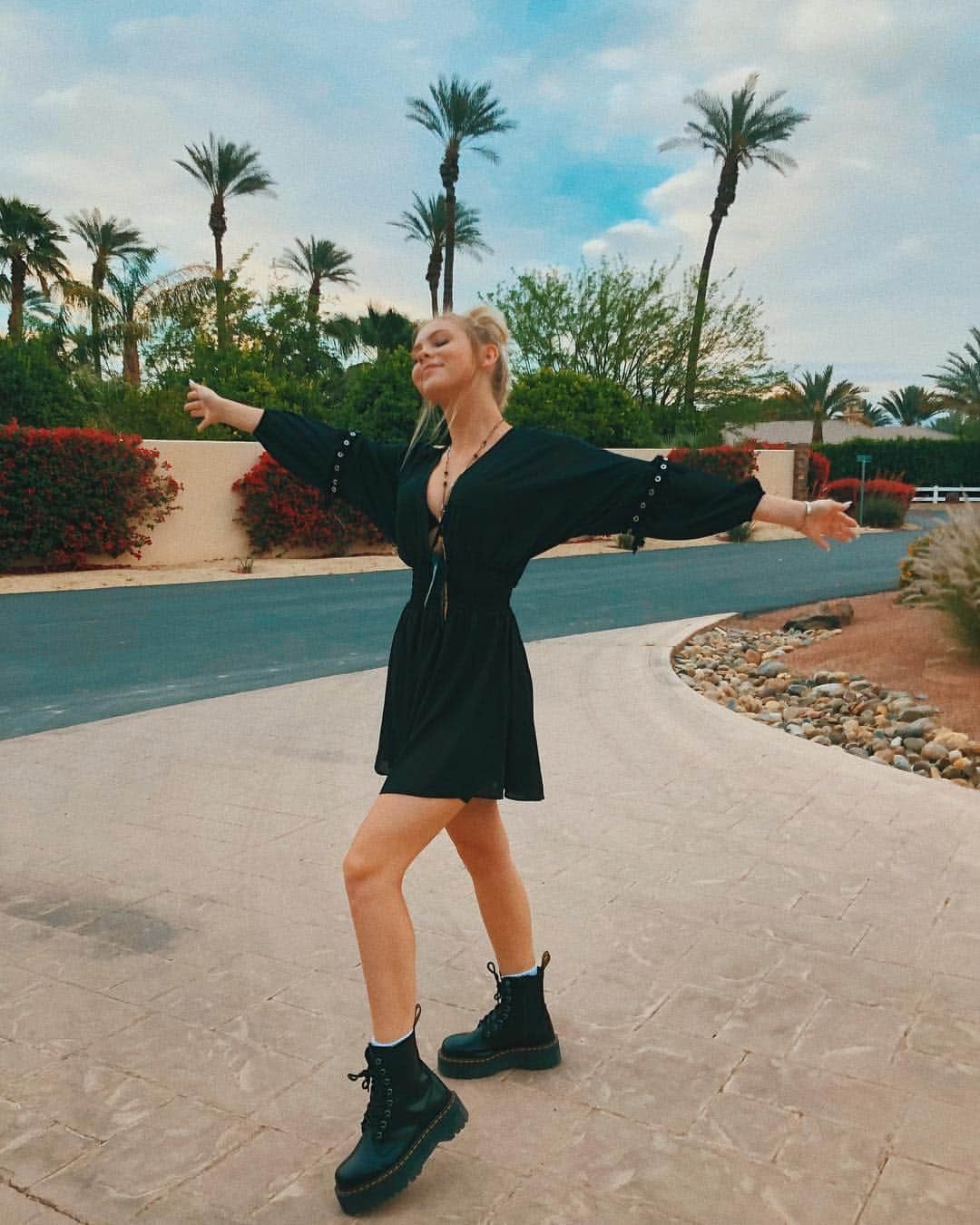 ジョーディン・ジョーンズさんのインスタグラム写真 - (ジョーディン・ジョーンズInstagram)「Heellllloo Coachella! I have arrived 🌴 So excited to spend the wknd with @Shein_us x @SheinOfficial 💛  shop my look with the link in bio! While shopping on the site use my code JJFEST15 to get an extra 15% off on the entire site! @shein_us  I’m wearing my fav black dress - shop here: (659278) http://bit.ly/2U2h60m 🖤 #ad」4月12日 11時49分 - jordynjones