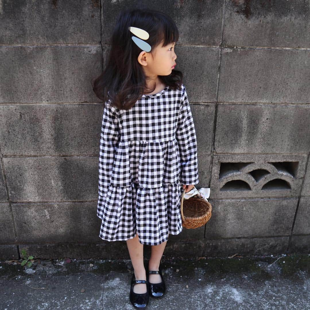 韓国子供服♡smilekids(すまいるきっず) さんのインスタグラム写真 - (韓国子供服♡smilekids(すまいるきっず) Instagram)「* * ☻ご覧頂き有難うございます☻ . . . 💛2019年春夏新作🍂💛 . . ︎︎︎︎︎︎︎︎☑︎ギンガムチェックワンピース 販売中です☺︎ シンプルなデザインで何にでも 合わせやすいです♩ . . .  7.500円以上お買い上げ頂いた方は 送料無料となります。 尚、購入後は、同梱などは 受付ておりませんのでご了承下さい。 . . . ♡着画model ゆずchan ☺︎smilekids 専属model☺︎ @_tomomi18  身長 96cm 体重14kg size 110 . . . 🆕新作、続々入荷中♪ webで販売しています♡ . . . . ————————————————— . . web shop http://smilekids888.com/で販売しています← —————————————————— ★ゆうちょ振込での購入も可能です★ web shopより、在庫を確認後  商品名、サイズ、カラーをDMにて 連絡頂けると幸いです☺︎ 確認後のお返事になりますので お時間を頂く場合があります。 在庫が少ない場合や再入荷の人気商品は 取り置きが難しい事があります。 ご了承ください🥺 . . —————————————————— ご購入してくださった方へ✉️ @smilekids888 をタグ付けして投稿して頂いた方を ストーリーにて紹介させて頂きます😍  さらに‥抽選で‥ 毎月、５名様にお買い物で使えるクーポンを プレゼント🎁致します☺️ . 1等‥1.000円OFFクーポン(2名様) 2等‥500円OFFクーポン(3名様) . 沢山のタグ付けをお待ちしています😍  ____________________________________ . . . . . . . ☻webshopには.Instagramプロフより リンクでとべます✈︎✈︎✈︎ http://smilekids888.com/ . #熊本ママ #山鹿 #webshop #韓国子供服 #格安#お洒落を発信 #熊本 #キッズコーデ #キッズ#キッズファッション  #ig_kids #kids_japan #親バカ部  #kjp_ootd #今日の服 #kidsfashion #プチプラコーデ  #プチプラファッション #mamagirl #リンクコーデ#ママリ#フォーマル #卒園式ファッション」4月12日 11時50分 - smilekids888