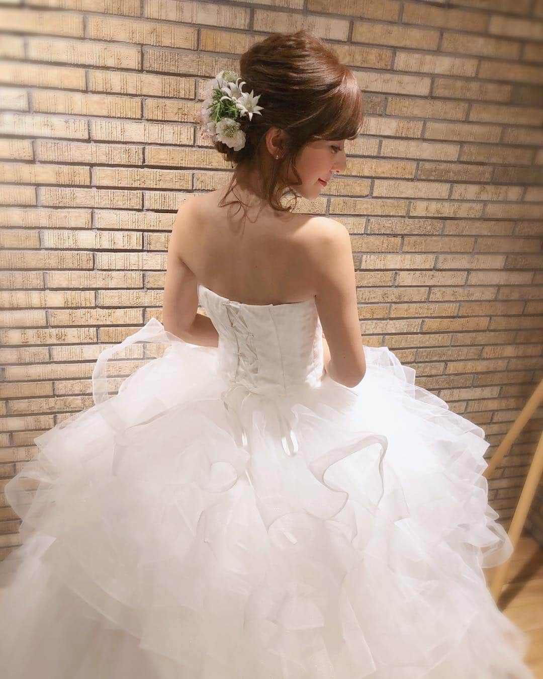 水野佐彩さんのインスタグラム写真 - (水野佐彩Instagram)「・ 結婚式から約1週間🌸 アレンジはもちろん稲用さんにお願いしたんだけど💕 ここまで伸ばしてきた髪の毛✨ 綺麗な髪質の状態で ヘアアレンジにしてもらいたかったから 結婚式前はヘアケアに特に力を入れたい❣️と思い 14日間で思わず触りたくなる カシミアのようになめらかな髪に変化することで 今話題のパンテーンミラクルズを 花嫁美容のラストスパートアイテムとして使用❤️🛁 シャンプー&コンディショナーと 洗い流さないミルクとオイルの２層トリートメントで しっかりと夜はライン使い💕💕 去年この2層のトリートメントは使ってて かなりお気に入りアイテムでしたが シャンプーもかなり良い❣️ 高級美容液配合だから ノンシリコンなのにとろみのあるシャンプーだよ✨✨ また香りがいいんだよね〜🥺✨ 今回 ミラクルズが特別に 可愛いギフトボックスを 引き出物として作ってくれました☺️💗 参列してくれたみんなにもシェア🌸💕 ギフトボックスにも入っているんですが 5/18からはブライダル限定デザインの 洗い流さないトリートメントも発売されます💍💕 すごく可愛いしオイルとクリームの2層って なかなかないからぜひ使ってみてください🌸 #パンテーン#ミラクルズ#カシミア髪 #2層トリートメント#とろみシャンプー #14日間チャレンジ#プレ花嫁#ミラクルウェディング #結婚式準備#花嫁ヘア#partnershipwithpantene #wedding　#2019春婚 #bridal　#wedding #marryxoxo　#marry花嫁 #結婚式　#ウエディング　#花嫁美容　　#花嫁ヘアケア　#ブライダル　#ウェティングフォト #結婚式ヘアアレンジ　#花嫁ヘアスタイル　#bridalhair　#weddinghair #ブライダルヘア」4月12日 11時59分 - saaya_mizuno