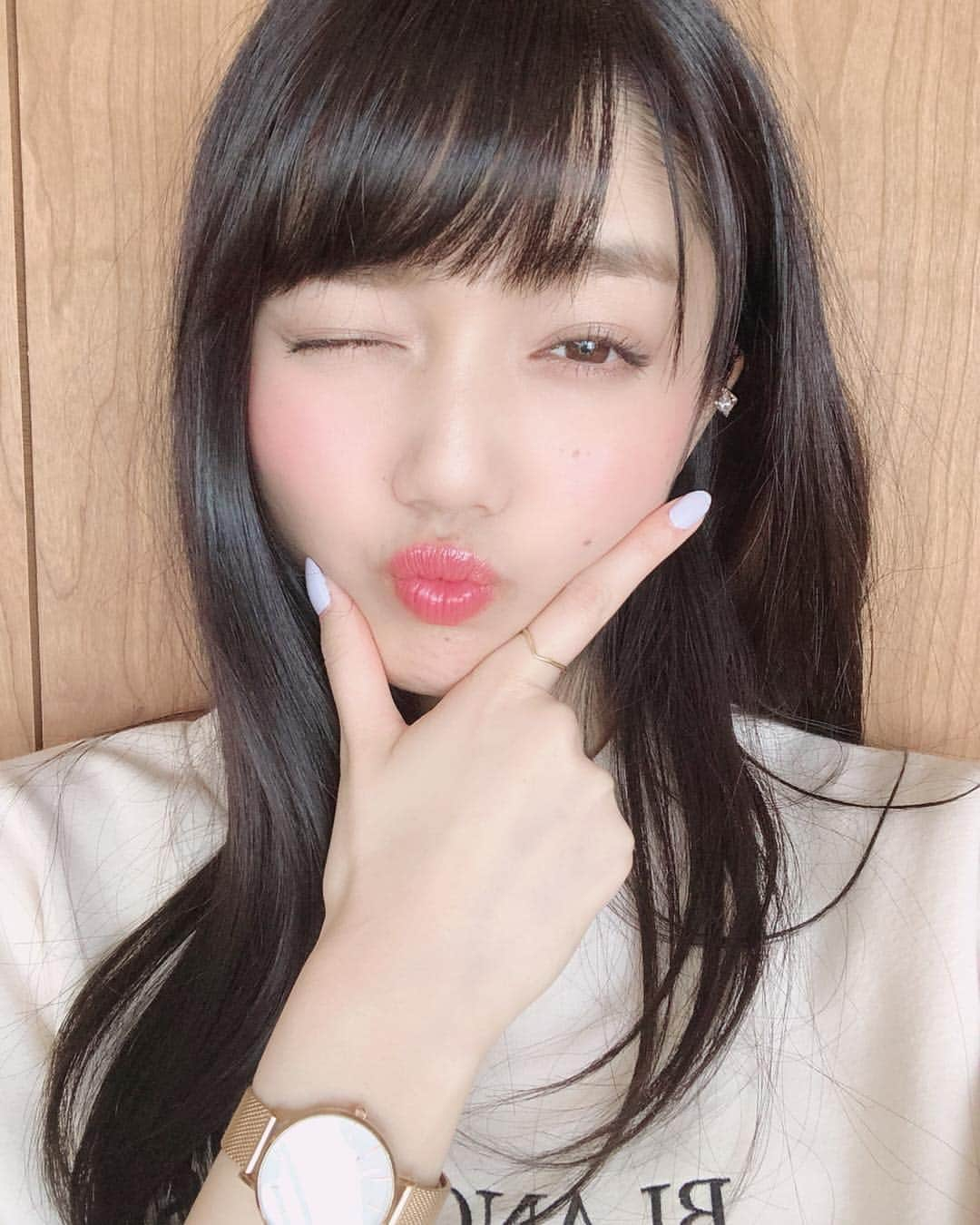 松川菜々花さんのインスタグラム写真 - (松川菜々花Instagram)「この前、violet行ってきたんだけどサラッサラ〜になった✨ ・ ・  ストーリーにも載せた最近のお気に入りの指輪☺︎ 人差し指の指輪はゴールドで、他の指輪はピンクゴールドなんだけど馴染むしキャワイ♡ ・ ・ ・ 2枚目の写真の無理矢理感…わら ・ ・ ・  #leialohaaccessories #レイアロハアクセサリー #シルバーアクセサリー #指輪 #リング #ピンクゴールド #ゴールド  #美容院 #表参道 #ヘアカラー #トリートメント #黒髪 #小物 #アクセサリー」4月12日 12時00分 - matsukawa__nanaka