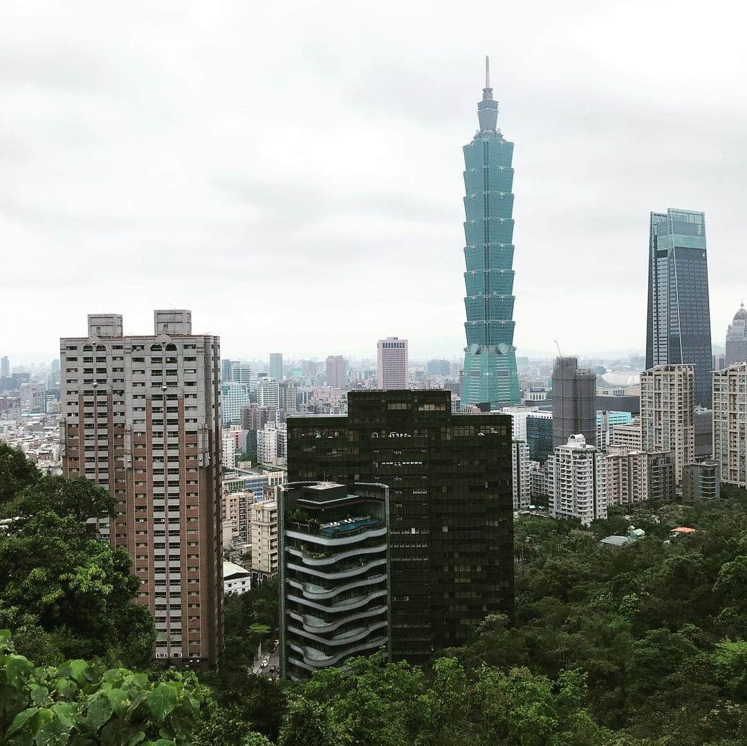 レイ・アレンのインスタグラム：「Taipei City, Taiwan #taipei101 #elephantmountain #nbaaroundtheglobe #thisiswhyweplay #travelistruth #wanderlust #whereswally」